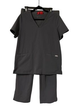 Figs Charcoal Gray Scrub Set Casma Top Kade Cargo Pants Sz M Red Tie Women’s